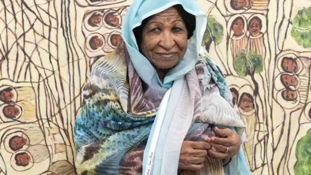 An baje-kolin ayyukan zane-zane da dama a gidan ajiye kayan tarihi na Serpentine South Gallery da ke birnin Landan ranar Alhamis.