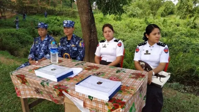 ၂၀၁၉ ခုနှစ်က ရိုဟင်ဂျာတွေ ပြန်လည်လက်ခံရေး အတွက်နယ်စပ်မှာ စောင့်ဆိုင်းနေခဲ့တဲ့ မြန်မာဘက်က အစိုးရဝန်ထမ်းများ