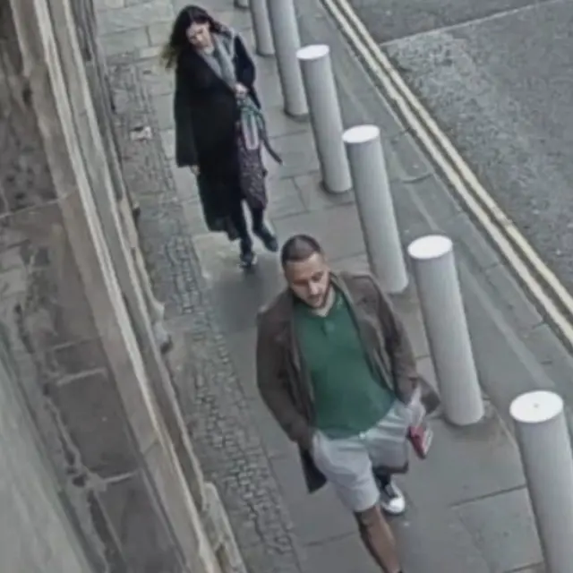 Faawuziyaa Jaaviid guyyaa duute ganama abbaa-warraashee Anwaar booda deemaa osoo jirtuu kaameraa CCTV irratti