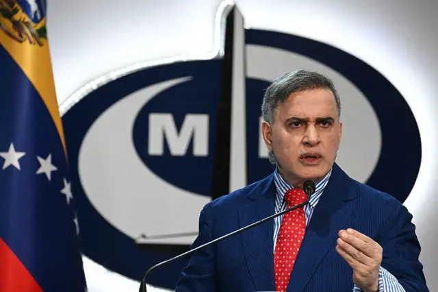 Tarek William Saab habla durante una conferencia de prensa donde puede verse de fondo el logro del Ministerio Público.