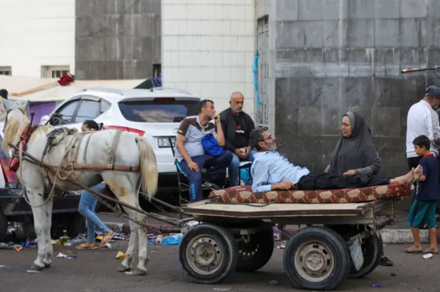  উত্তর গাজার প্রায় ১১ লাখ বাসিন্দার মধ্যে ৪ লাখ মানুষ ইসরায়েলি বাহিনীর নির্দেশনার পর গত দুই থেকে তিনদিনে সালাহ আল-দিন সড়ক ধরে দক্ষিণে সরে গেছে।