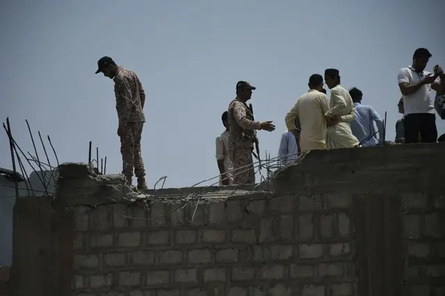 Lực lượng an ninh kiểm tra khu vực sau cuộc tấn công bằng drone của Ấn Độ vào Karachi vào thứ Năm (8/5/2025)