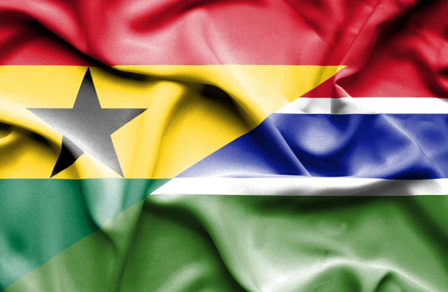 Montage des drapeaux du Ghana et de la Gambie.