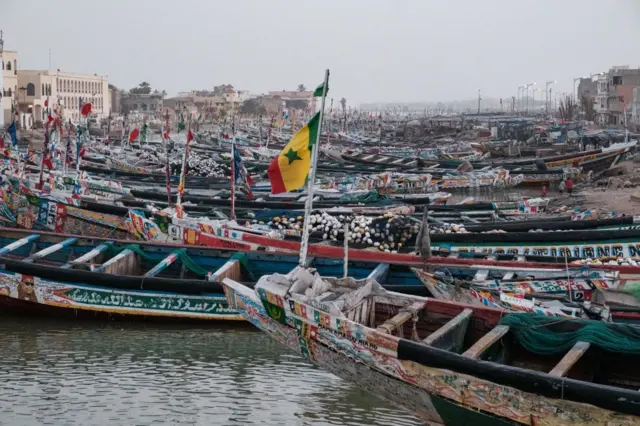 Barcossuper bet apostaspesca estreitos, que lembram uma canoa — conhecidos localmente como pirogas — atracados perto da costasuper bet apostasSaint-Louis, Senegal.