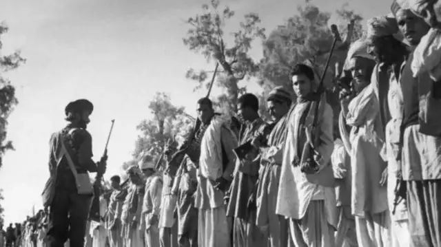 हल्लेखोरांना श्रीनगरपर्यंत घेऊन जाण्यासाठी ट्रक आणि शस्त्रास्त्रांसाठी बरीच वाट पाहावी लागली.