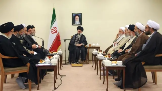 ख़ामेनेई के साथ एक मीटिंग में अली रज़ा आराफ़ी (बाएं से तीसरे)
