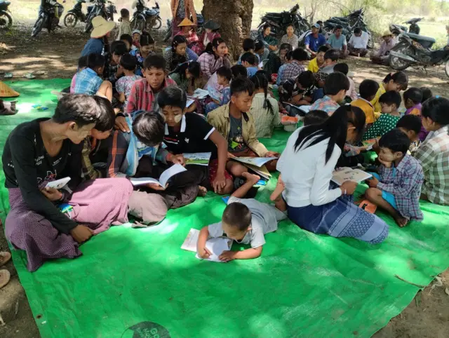 စိတ်ဒဏ်ရာလျော့ပါးအောင် ကူညီရေးအဖွဲ့တွေက ကလေးတွေနဲ့အချိန်ပေး