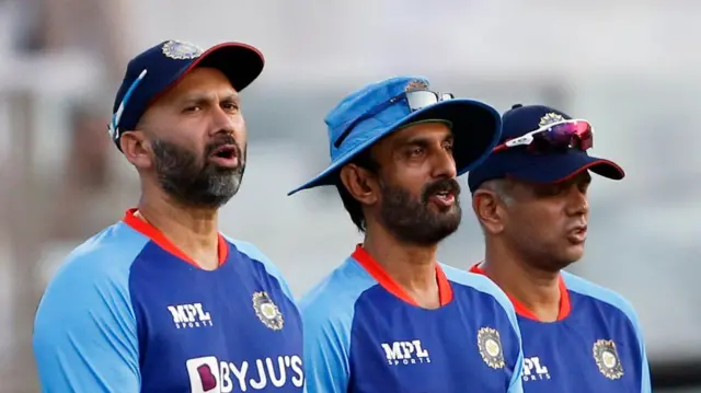 महाम्ब्रे टीम इंडिया के मुख्य कोच राहुल द्रविड़ के साथ