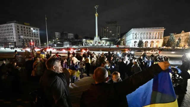Warga Ukraina berkumpul di Lapangan Maidan, Kyiv, untuk merayakan pembebasan Kherson, pada 11 November 2022.