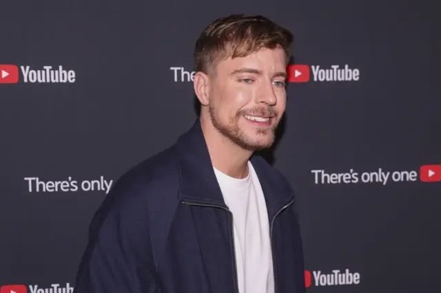 Американський медійний діяч MrBeast, також відомий як Джеймс Стівен Джиммі Дональдсон, позує на червоній доріжці телевізійної презентації YouTube Brandcast у Лінкольн-центрі в Нью-Йорку, США,