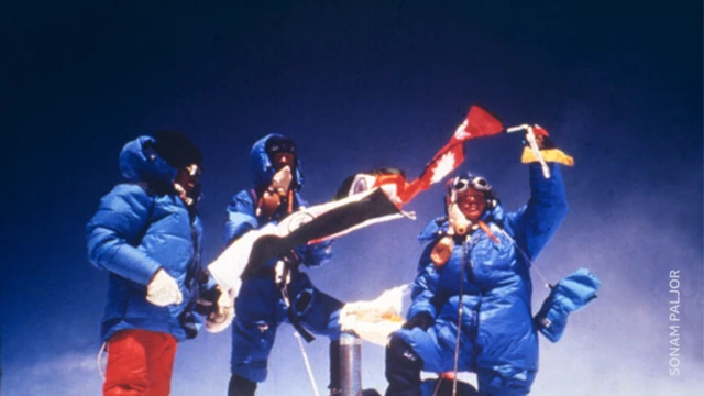 ১৯৮৪ সালে এভারেস্ট শৃ্ঙ্গে বাচেন্দ্রি পাল (ডানে)