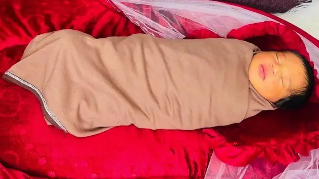 હિંસા ચાલુ હોવાથી બશાયર અલ-ફાદિલ તેમના સંતાનના જન્મનું પ્રમાણપત્ર મેળવી શક્યાં નથી