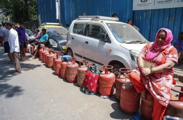 गेल्या शनिवारी मुंबईतील परळ भोईवाडा येथील एका गॅस एजन्सीबाहेर ग्राहक रांगेत थांबले होते.