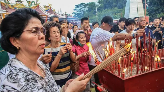 Masyarakat etnis Tionghoa membakar dupa saat berdoa pada Festival Hantu Lapar pada 6 September 2025, di Medan, Sumatera Utara, Indonesia. 