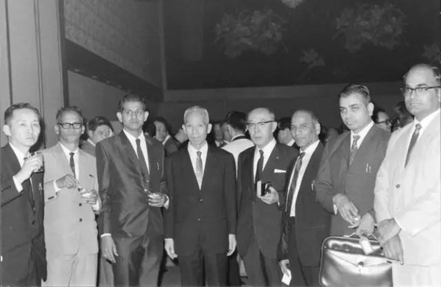 जपानमध्ये गांगल नोबुओ मोरीसावा आणि इतर सहकाऱ्यांसोबत