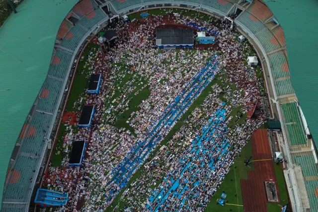 salat Idulfitri di Stadion Pakansari, Kabupaten Bogor, Jawa Barat, Sabtu (21/03). 