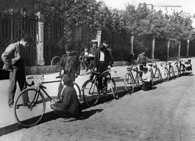 1900 yılında İstanbul sokaklarında bisiklet kiralayanların fotoğrafı. Sıra haline bisikletler ve insanlar görülüyor.