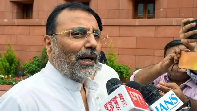 కాక్రోచ్ జనతా పార్టీ, అభిజిత్ దీపక్, పుణే, బోస్టన్, బీజేపీ