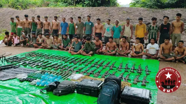 စက်တင်ဘာ ၃၀ ရက်တိုက်ပွဲမှာ ဖမ်းဆီးရမိခဲ့တဲ့ စစ်ကောင်စီတပ်ဖွဲ့ဝင်တွေလို့ ဘုတလင် PDF ပူးပေါင်းတပ်တွေဘက်က ထုတ်ပြန်လာတဲ့ပုံ