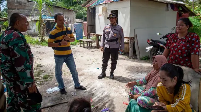 Petugas Tim Terpadu melakukan sosialisasi kepada warga untuk pendataan relokasi di Sembulang, Pulau Rempang, Batam, Kepulauan Riau, Minggu (17/9/2023)