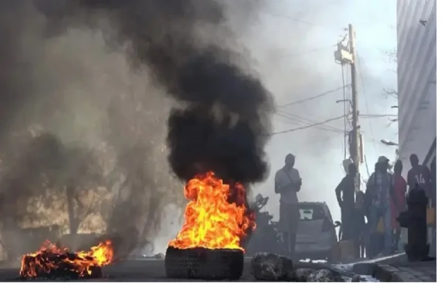 Des pneus enflammés dans une rue