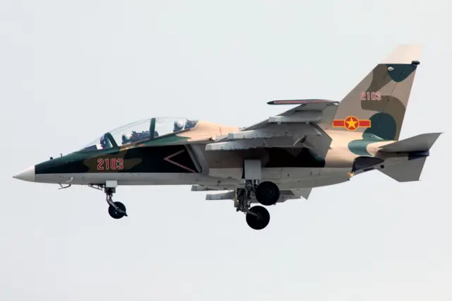 Một máy bay huấn luyện Yak-130 của Không quân Việt Nam bay diễn tập trong dịp lễ 30/4/2025