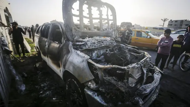 إحدى السيارات التي دمرتها الغارة