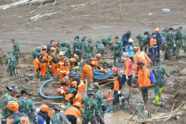 Tim SAR Gabungan masih terus mencari korban hilang dalam bencana longsor di Kabupaten Bandung Barat.