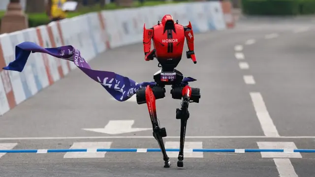 Управляемый дистанционно гуманоидный робот команды Honor  пересекает финишную черту во время полумарафона E-Town в Пекине 19 апреля 2026 года