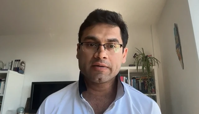 ایاز ملک کہتے ہیں کہ جب سے وزیرِ اعظم کیئر سٹارمر اقتدار میں آئے ہیں، ان کا تارکین وطن اور پناہ گزینوں کے حوالے سے بیانیہ اور پالیسیاں دائیں بازو کے بیانیے کی عکاسی کرتی ہیں۔