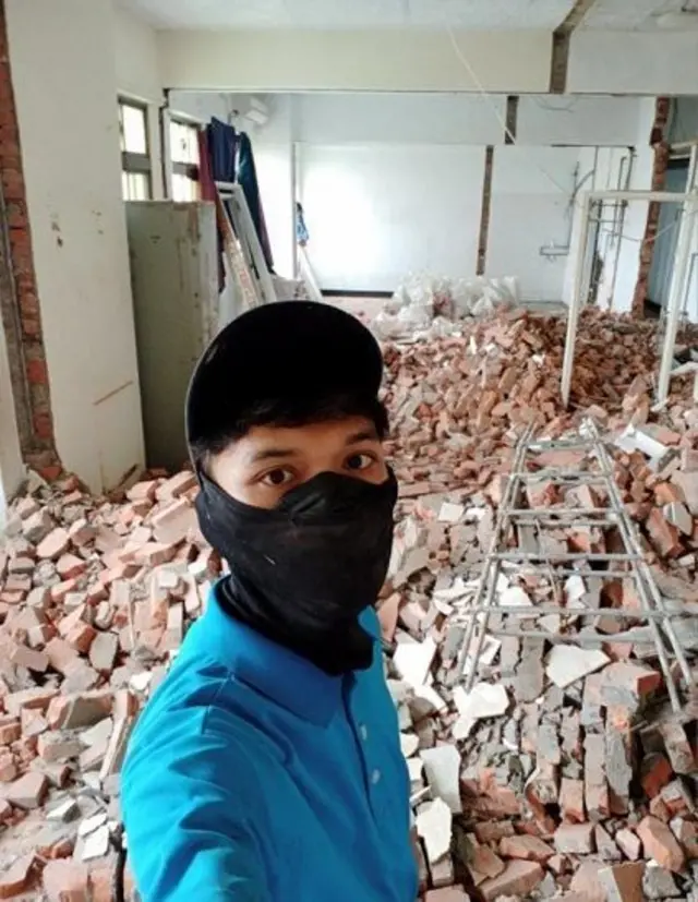 Ginanjar Wira Nugraha kini bekerja sebagai kuli bangunan di Taiwan karena tak kunjung mendapatkan pekerjaan di Indonesia.