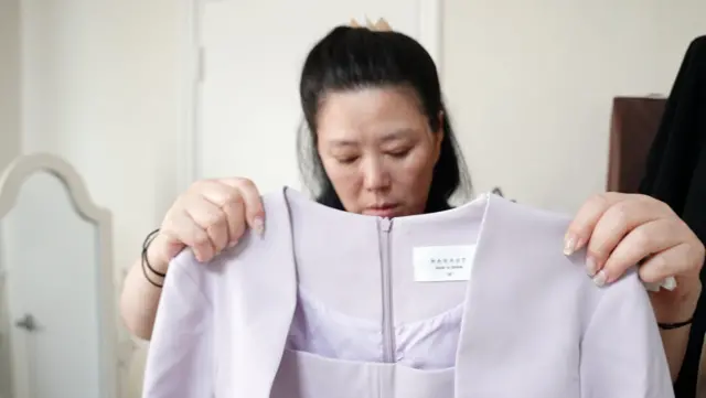 오요안나 어머니 장연미 씨가 딸이 생전에 입은 원피스를 들고 있다. 