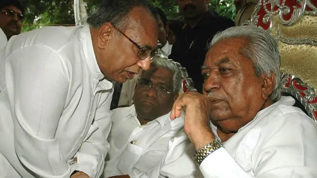 કડી અને વીસાવદરની પેટાચૂંટણી, નરેન્દ્ર મોદી અને કેશુભાઈ પટેલના સંબંધ, કેશુભાઈ પટેલને મુખ્ય મંત્રીપદેથી કેમ હઠાવાયા, ભાજપ, ગુજરાતનું રાજકારણ, બીબીસી ગુજરાતી, 