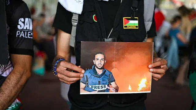 अल जझीराच्या पत्रकारांच्या जनाजाला मोठी गर्दी, इराणचं म्हणणं यासाठी इस्रायल जबाबदार