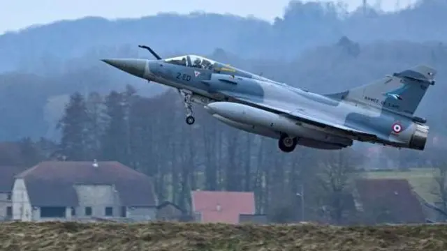 Винищувач Mirage 2000-5F злітає з авіабази на сході Франції