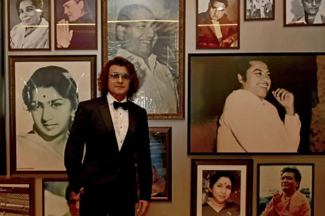 মুহম্মদ রফির ছবির সামনে গায়ক সোনু নিগম