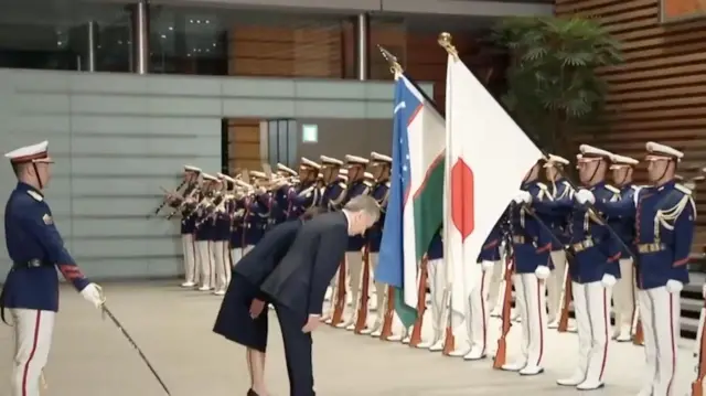 O‘zbekiston va Yaponiya rahbarlari bayroqlar qarshisida