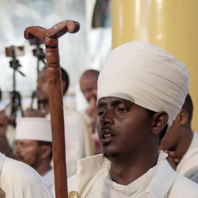 መቋሚያ የያዘ የቤተ ክርስቲያን አገልጋይ