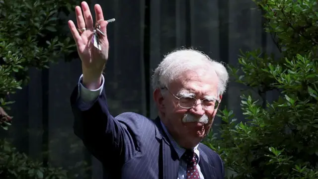 Džon Bolton pozdravlja novinare ispred porodične kuće u Betesdi, predgrađu Vašingtona