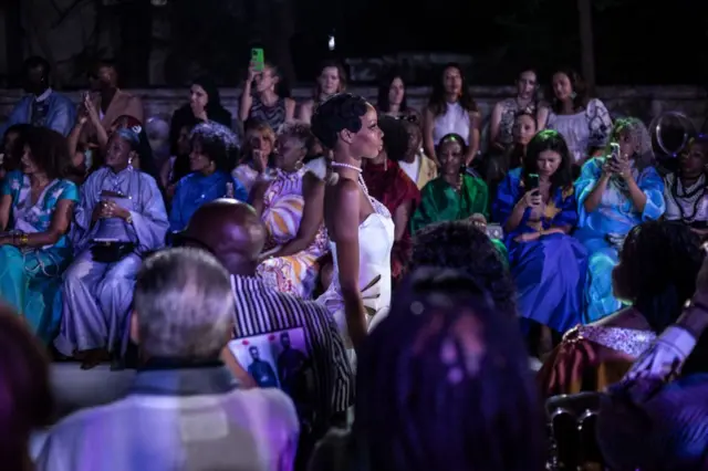 Mannequin défileau milieu du public