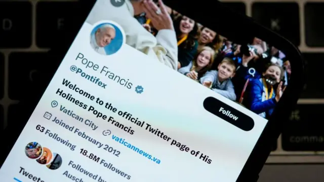 صورة لهاتف يظهر حساب "البابا فرنسيس، @Pontifex" على تويتر سابقاً، إكس حالياً، في 21 أبريل/نيسان 2023. ويقول الحساب إنه يضم 18.8 مليون متابع.