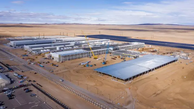 کچھ ڈیٹا سینٹر خشک علاقوں میں تعمیر کیے گئے ہیں، لیکن کمپنیاں کہتی ہیں کہ وہ پانی کا مؤثر استعمال کرنے اور پانی کے ذخائر کو بحال کرنے کے لیے کام کر رہی ہیں۔