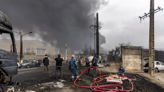 Trabajadores intentan reestablecer servicios básicos en la capital de Irán
