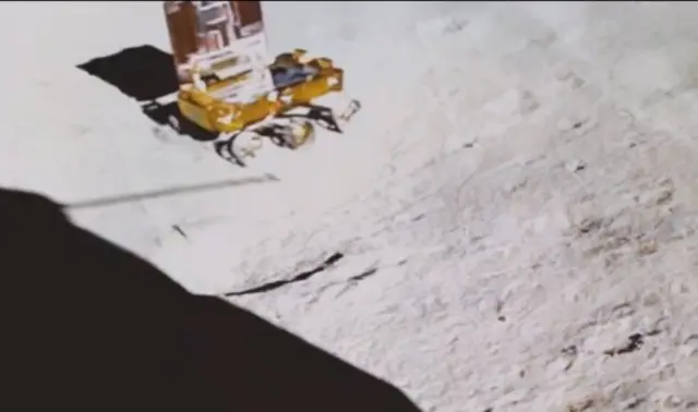 चंद्रमा पर चहलकदमी करता प्रज्ञान.