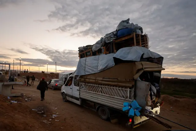 يتجه آلاف النازحين إلى شمال غزة على طول طريق الرشيد، بعد أن فتحت إسرائيل الطرق عبر معبر نتساريم
