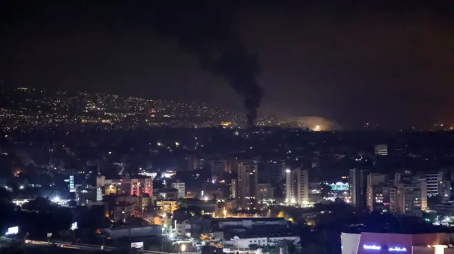 Entrada la noche del viernes, Israel lanzó ataques contra algunos edificios en el sur de Beirut, donde afirma que Hezbolá tiene depósitos de armas.