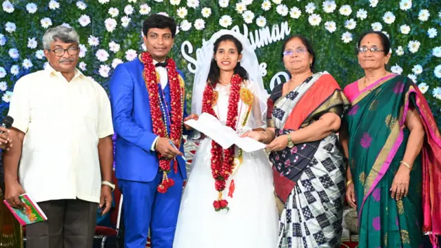 పెళ్లిలో గూడూరు సీతామహాలక్ష్మికి అవయవదాన పత్రాలు అందజేసిన కొత్త జంట సజీవ రాణి, సతీష్ కుమార్