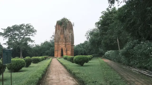 বর্ধমান জেলার মেমারির কাছে আনুমানিক এক হাজার বছরের বেশি প্রাচীন ইট নির্মিত জৈন মন্দির সাত দেউল