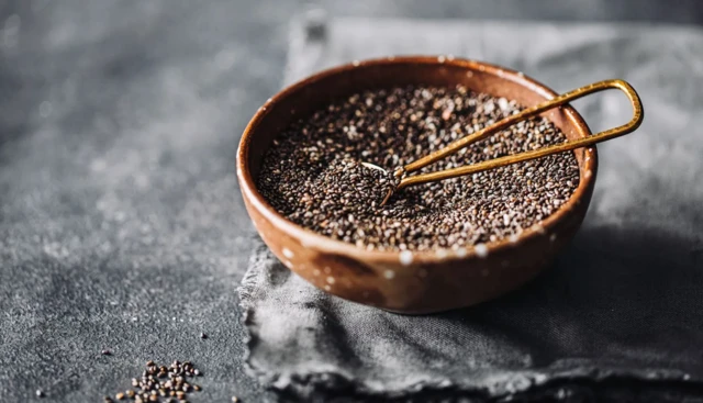 chia tohumlarını bir kase içinde görüyoruz.