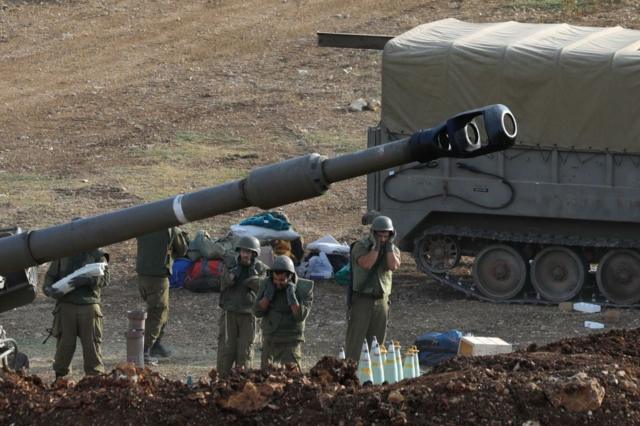 Las fuerzas israelíes lanzan fuego de artillería hacia el sur del Líbano desde la zona fronteriza en el norte de Israel este 9 de octubre.